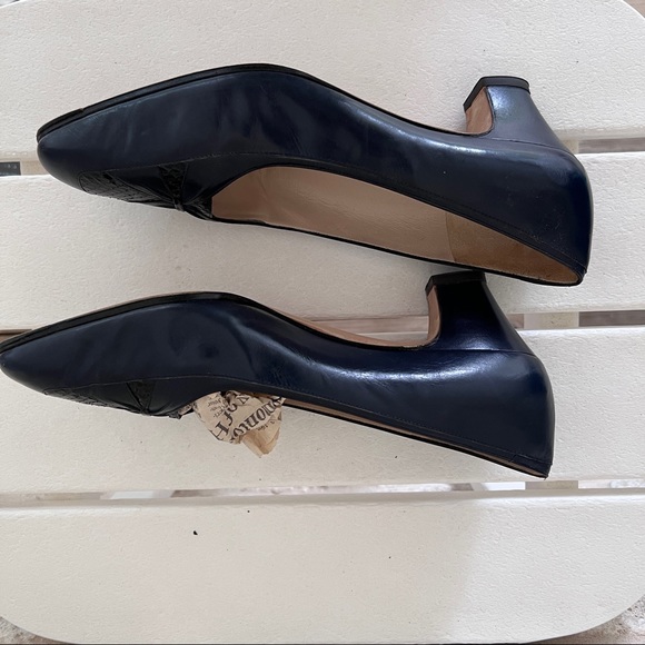 Salvatore Ferragamo low heels snake navy pumps 9.5 vintage - Picture 8 of 9